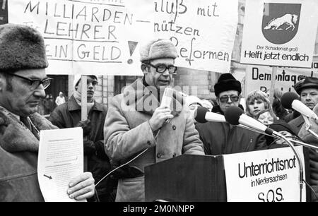Eltern und Schüler demonstrierten gemeinsam für mehr Lehrer und gegen das radikale Dekret vor dem Neuen Rathaus, Deutschland, 28.01.1976, Europa Stockfoto