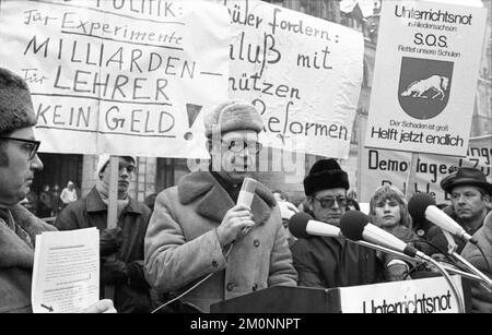 Eltern und Schüler demonstrierten gemeinsam für mehr Lehrer und gegen das radikale Dekret vor dem Neuen Rathaus, Deutschland, 28.01.1976, Europa Stockfoto