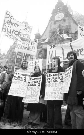 Eltern und Schüler demonstrierten gemeinsam für mehr Lehrer und gegen das radikale Dekret vor dem Neuen Rathaus, Deutschland, 28.01.1976, Europa Stockfoto