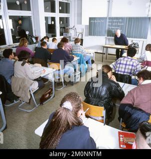 Unterricht auf dem 2.. Bildungsweg, hier im Abendgymnasium Dortmund am 15,2.1995, mit Schülern, die den Abitur, Deutschland, Europa wollen Stockfoto