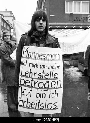 Jugendliche Arbeitslose demonstrierten gegen Arbeitslosigkeit und Ausbildungs-Kürzungen in Solingen am 14.12.1074 Stockfoto
