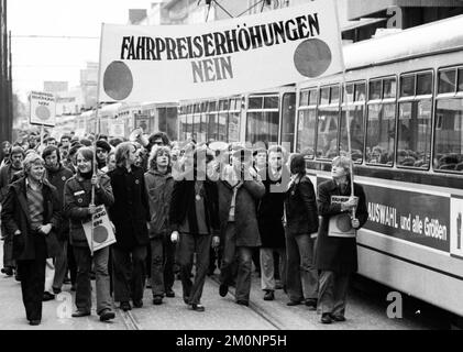 Die Demonstrationen vom 1-5. April 1975 im Zentrum von Hannover, das unter dem Titel „Roter Punkt“ traditionell wurde, sprachen sich gegen Preiserhöhungen für Züge und aus Stockfoto