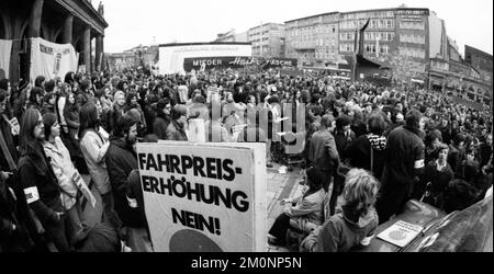 Die Demonstrationen vom 1-5. April 1975 im Zentrum von Hannover, das unter dem Titel „Roter Punkt“ traditionell wurde, sprachen sich gegen Preiserhöhungen für Züge und aus Stockfoto