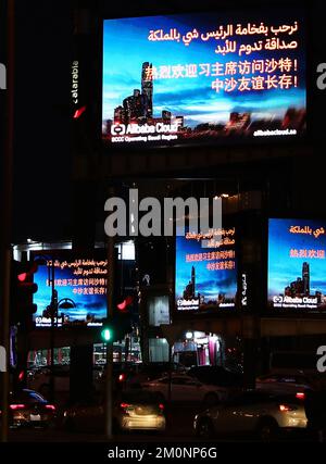 Riad. 7.. Dezember 2022. Dieses Foto wurde am 7. Dezember 2022 aufgenommen und zeigt elektronische Bildschirme zur Begrüßung des chinesischen Präsidenten Xi Jinping in Riad, Saudi-Arabien. Der chinesische Präsident Xi Jinping kam am Mittwochnachmittag in Riad an, um am ersten Gipfeltreffen zwischen China und den arabischen Staaten und am Gipfeltreffen des China-Golf-Kooperationsrates teilzunehmen und Saudi-Arabien einen Staatsbesuch abzustatten. Kredit: Wang Dongzhen/Xinhua/Alamy Live News Stockfoto