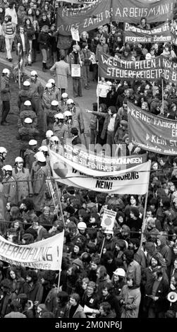 Die Demonstrationen vom 1-5. April 1975 im Zentrum von Hannover, das unter dem Titel „Roter Punkt“ traditionell wurde, sprachen sich gegen Preiserhöhungen für Züge und aus Stockfoto