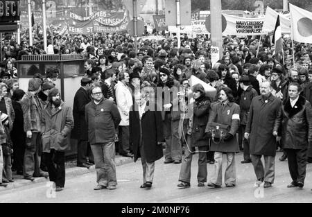 Die Demonstrationen vom 1-5. April 1975 im Zentrum von Hannover, das unter dem Titel „Roter Punkt“ traditionell wurde, sprachen sich gegen Preiserhöhungen für Züge und aus Stockfoto