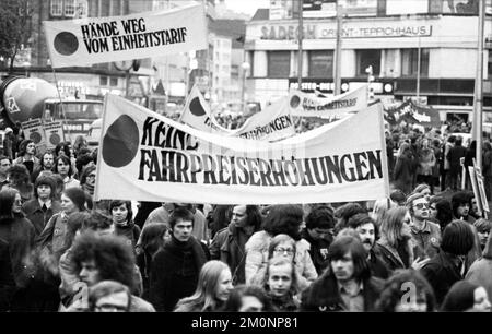 Die Demonstrationen vom 1-5. April 1975 im Zentrum von Hannover, das unter dem Titel „Roter Punkt“ traditionell wurde, sprachen sich gegen Preiserhöhungen für Züge und aus Stockfoto