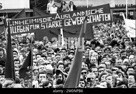 Die Zentralveranstaltung des DGB am 1. Mai 1975 mit dem Bundeskanzler in Gelsenkirchen Stockfoto