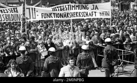 Die Zentralveranstaltung des DGB am 1. Mai 1975 mit dem Bundeskanzler in Gelsenkirchen Stockfoto