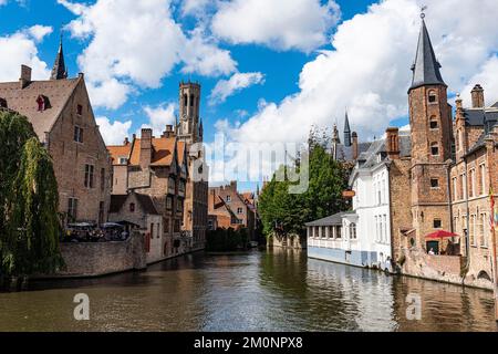 Rozenhoedkaai mit dem Glockenturm, UNESCO-Weltkulturerbe Brügge, Belgien, Europa Stockfoto