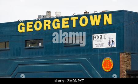 Seattle - 06. März 2022; gelbes Schild am blauen Gebäude für das Viertel Georgetown in Seattle Stockfoto