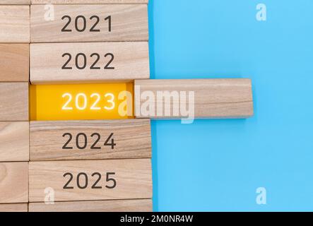 Drücken Sie den Prozess des Wechsels auf 2023 mit HOLZKLOTZ aus Stockfoto