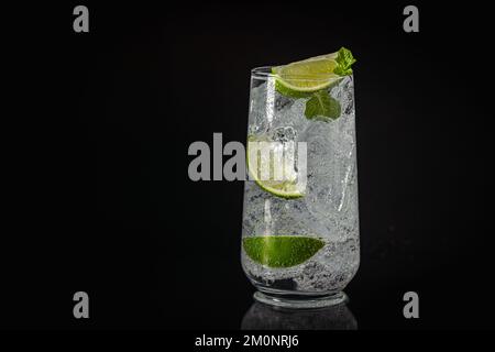 Mineralwasser mit Kalk Stockfoto