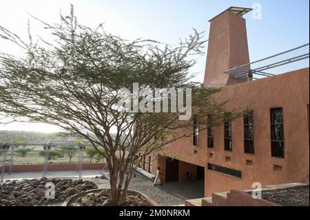 KENIA, Turkana, IT Campus of Loropio, Initiative Learning Lions, digitale Bildung für abgelegene afrika initiiert von Prinz Ludwig von Bayern, Architekt des Campus: Francis Kéré, hinter dem Turkana-See bei Sonnenaufgang Stockfoto