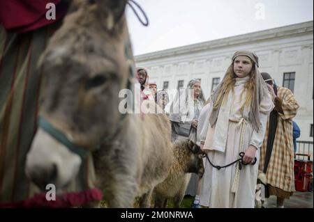 Washington, Usa. 07.. Dezember 2022. Mitglieder von Faith & Liberty nehmen an einer Live-Krippenschau außerhalb der USA Teil Supreme Court in Washington, DC, am Mittwoch, den 7. Dezember 2022. Kredit: UPI/Alamy Live News Stockfoto