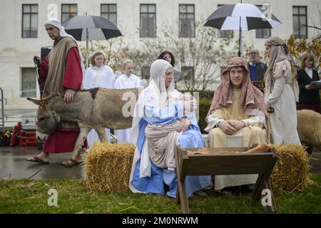 Washington, Usa. 07.. Dezember 2022. Mitglieder von Faith & Liberty nehmen an einer Live-Krippenschau außerhalb der USA Teil Supreme Court in Washington, DC, am Mittwoch, den 7. Dezember 2022. Kredit: UPI/Alamy Live News Stockfoto