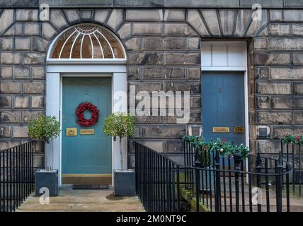 Georgain Vordertür mit Weihnachtskranz, Edinburgh New Town, Schottland, Großbritannien Stockfoto