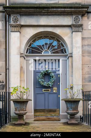 Georgianisches Stadthaus Fanlight und Vordertür mit Weihnachtskranz, Edinburgh New Town, Schottland, Großbritannien Stockfoto