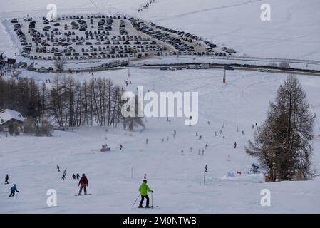 Leute, die den Hang hinunter mit Snowboarden fahren. Stadt Livigno im Winter. Livigno Landskapes in der Lombardei, Italien, in den italienischen Alpen, in der Nähe der Swis Stockfoto