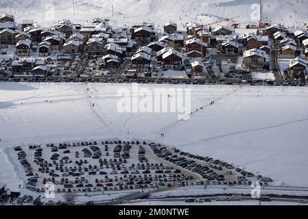 Panorama-Stadt Livigno im Winter. Livigno Landskapes in der Lombardei, Italien, in den italienischen Alpen, nahe der Schweizer Grenze Stockfoto