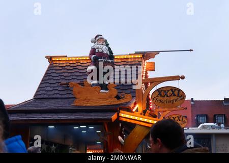 Hanau, Deutschland - 15. Dezember 2019: Weihnachtsmann auf einem Stand auf einem Weihnachtsmarkt in Hanau. Stockfoto