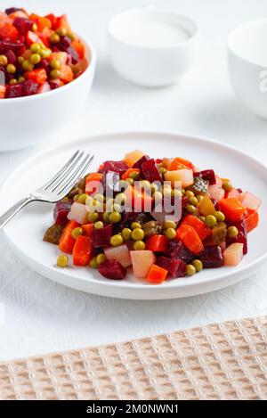 Gebratenes Schnitzel mit Kartoffelpüree und roter frischer Tomate auf dem weißen Teller Stockfoto