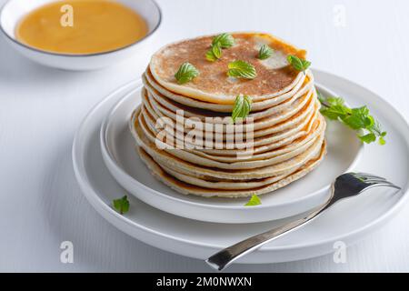 Traditionelle russische Pelmeni mit Fleisch. Frisch gebackene Rohkost Stockfoto