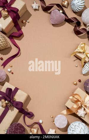 Weihnachtsdekoration Spielzeuge und Geschenkboxen auf beigefarbenem Hintergrund. Merry Christmas und Happy New Year Concept. Kopieren Sie Platz für Ihren Text. Draufsicht Stockfoto