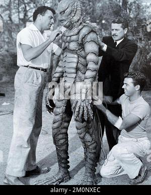 KREATUR AUS DER SCHWARZEN LAGUNE 1954 Universal-International Film. Ich bereite Ben Chapman auf seine Rolle als Gill-man in den landbasierten Sequenzen vor. Stockfoto