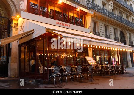 Paris, Frankreich - 04 . Dezember 2022 : die traditionelle französische Brasserie Le Capucine befindet sich am Capucine Boulevard im 2.. Pariser Bezirk. Stockfoto