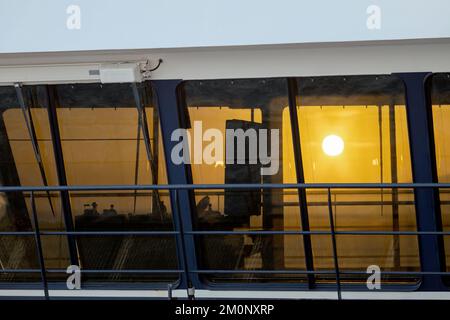 Kommandobrücke eines Kreuzfahrtschiffs bei Sonnenuntergang. Stockfoto