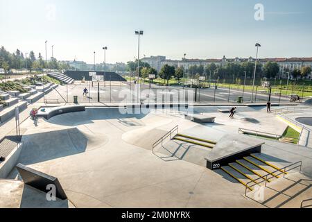 Vilnius, Litauen - 16. September 2020. Neuer moderner Sportplatz in White Brigde mit Skatepark, Basketball, Volleyballplätzen in der Nähe des Neris River n Vilnius Stockfoto