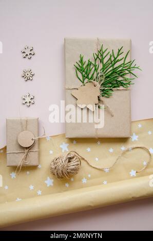 Weihnachtsdekoration, Weihnachtsgeschenkboxen-Kollektion für Mustervorlagen. Blick von oben. Flach verlegt. Stockfoto