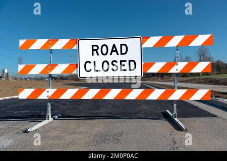 Weitwinkelansicht eines großen Straßensperrschilds. Stockfoto