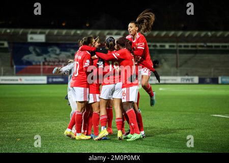 Benfica-Spieler feiern nach dem zweiten Tor ihres Teams während des Fußballspiels der Gruppe D der UEFA Women's Champions League zwischen dem FC Rosengard und SL Ben Stockfoto