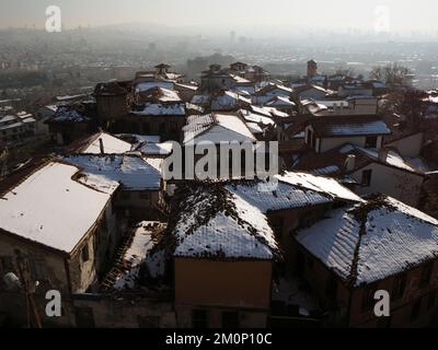 Blick auf die historischen Ankara-Häuser mit schneebedeckten Dächern vom Ankara Castle. Stockfoto