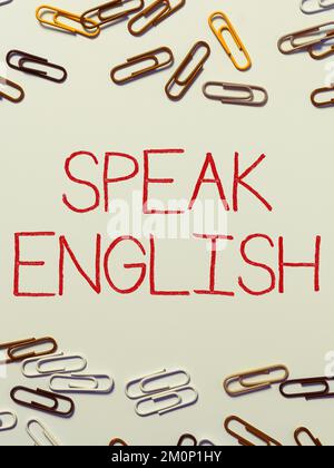 Die konzeptionelle Darstellung spricht Englisch. Geschäftsüberblick Studieren Sie eine andere Fremdsprache Online-verbale Kurse Stockfoto