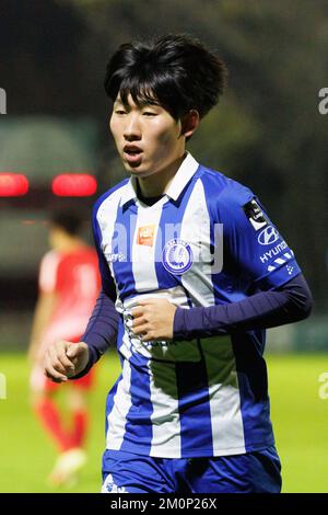 Gent's Hyunseok Hong wurde während eines freundlichen Fußballspiels zwischen KRC Gent und KAA Gent, dem lokalen Derby am Mittwoch, den 07. Dezember 2022 in Gent, gezeigt. BELGA FOTO KURT DESPLENTER Stockfoto