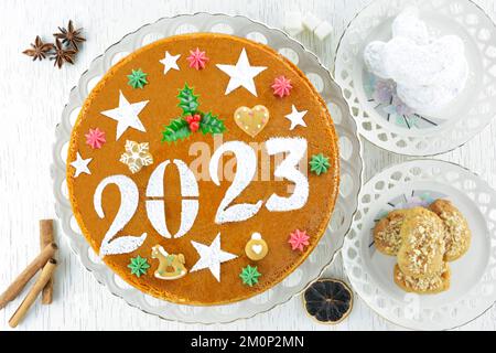 Traditioneller griechischer Neujahrskuchen für 2023, bekannt als Vasilopita und griechische weihnachtsdesserts, Melomakarona und Kourabiedes Stockfoto