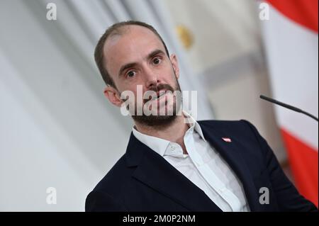 Wien, Österreich. 7.. Dezember 2022. Türschwellen vor dem Ministerrat im Bundeskanzleramt mit Staatssekretär Florian Tursky Stockfoto