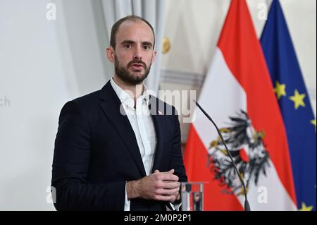 Wien, Österreich. 7.. Dezember 2022. Türschwellen vor dem Ministerrat im Bundeskanzleramt mit Staatssekretär Florian Tursky Stockfoto