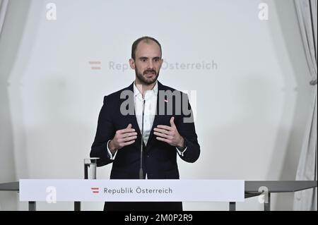 Wien, Österreich. 7.. Dezember 2022. Türschwellen vor dem Ministerrat im Bundeskanzleramt mit Staatssekretär Florian Tursky Stockfoto