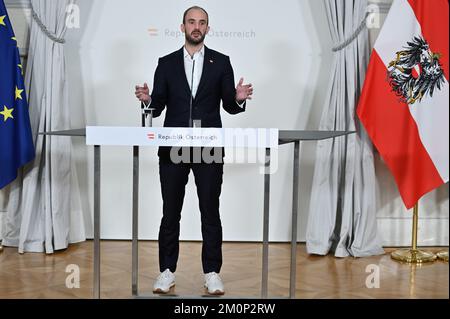 Wien, Österreich. 7.. Dezember 2022. Türschwellen vor dem Ministerrat im Bundeskanzleramt mit Staatssekretär Florian Tursky Stockfoto