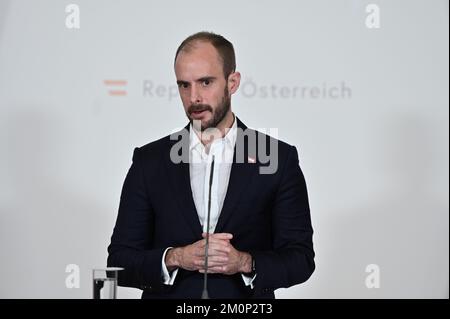 Wien, Österreich. 7.. Dezember 2022. Türschwellen vor dem Ministerrat im Bundeskanzleramt mit Staatssekretär Florian Tursky Stockfoto