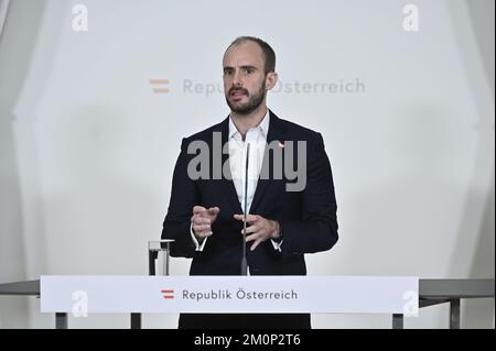 Wien, Österreich. 7.. Dezember 2022. Türschwellen vor dem Ministerrat im Bundeskanzleramt mit Staatssekretär Florian Tursky Stockfoto