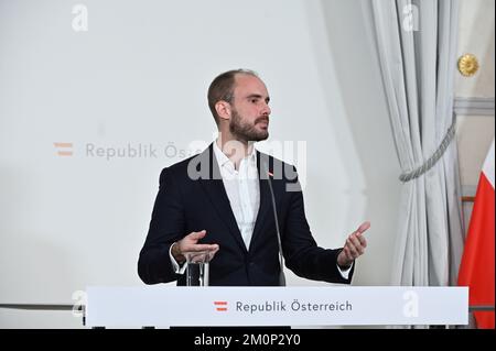 Wien, Österreich. 7.. Dezember 2022. Türschwellen vor dem Ministerrat im Bundeskanzleramt mit Staatssekretär Florian Tursky Stockfoto