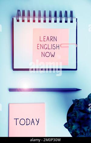 Handschriftlicher Text Jetzt Englisch lernen. Geschäftsansatz Erwerb oder Erwerb von Kenntnissen und Fähigkeiten in der englischen Sprache Stockfoto