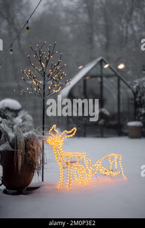 Verschneiter Garten während der Winterferien Stockfoto