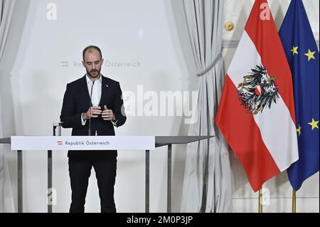 Wien, Österreich. 7.. Dezember 2022. Türschwellen vor dem Ministerrat im Bundeskanzleramt mit Staatssekretär Florian Tursky Stockfoto