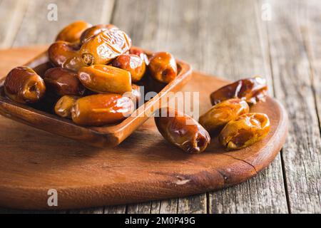 Getrocknete Dattelfrüchte in der Holzschüssel. Stockfoto